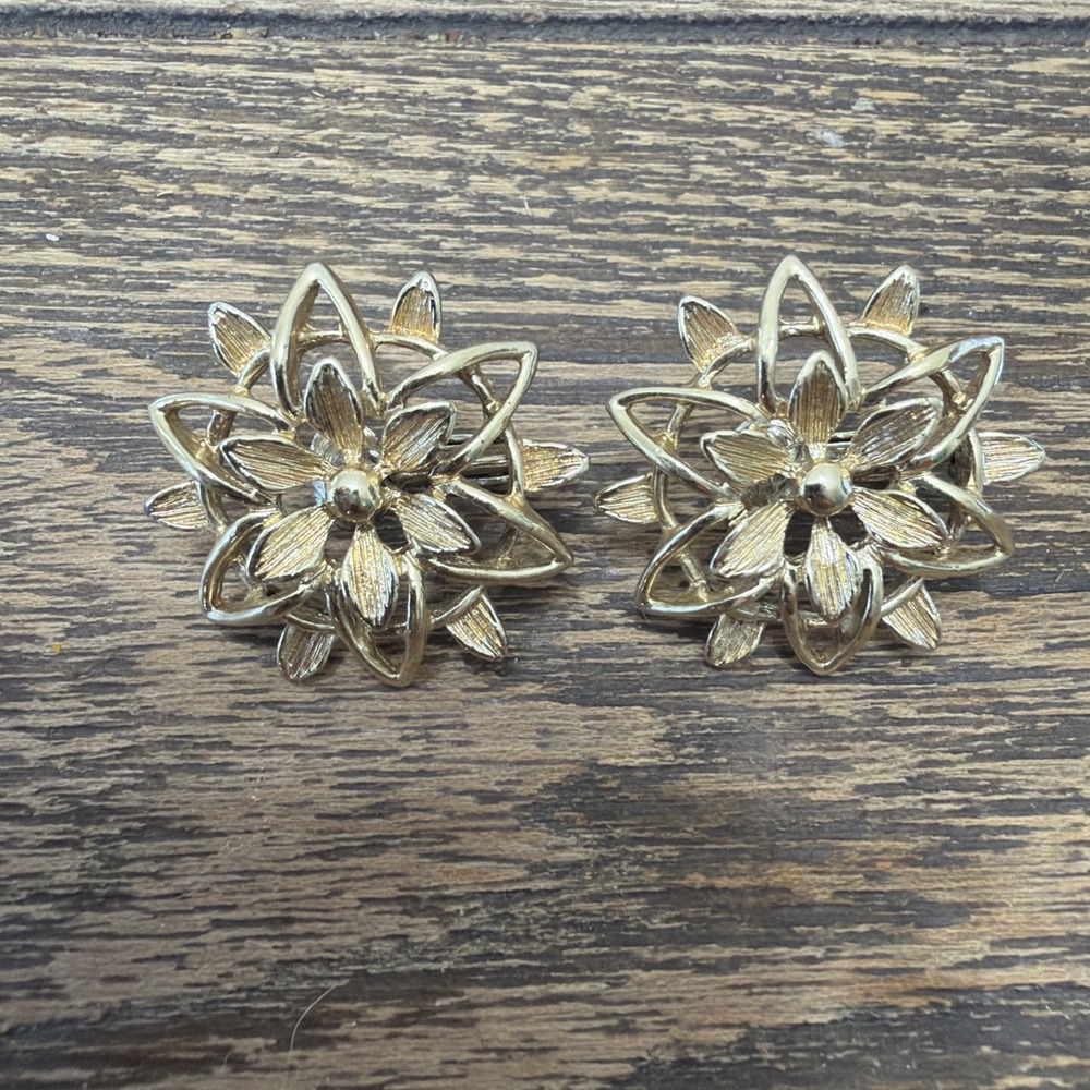 "Peta-Lure"‎ gold-tone flower clip-on earrings from the 1960s Sarah Coventry